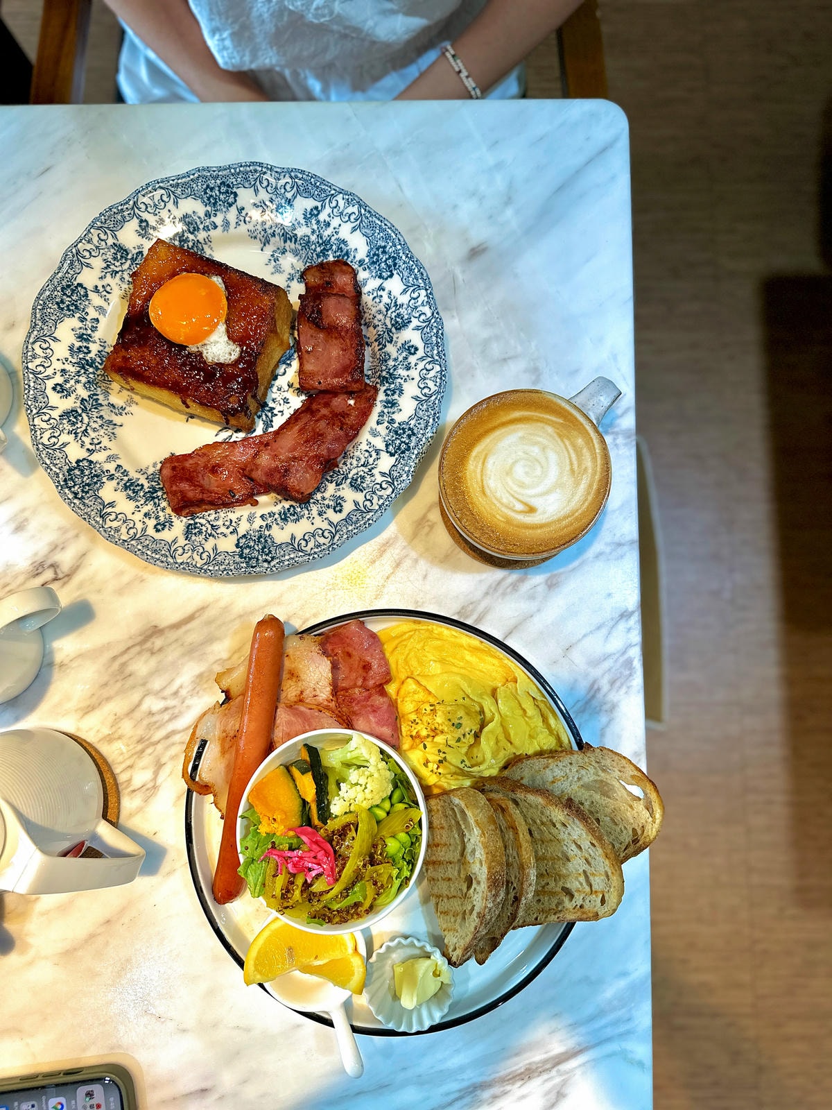 【台北美食】民生社區網美早午餐,招牌肉桂捲『Miss V B 【台北美食】民生社區網美早午餐,招牌肉桂捲『Miss V B