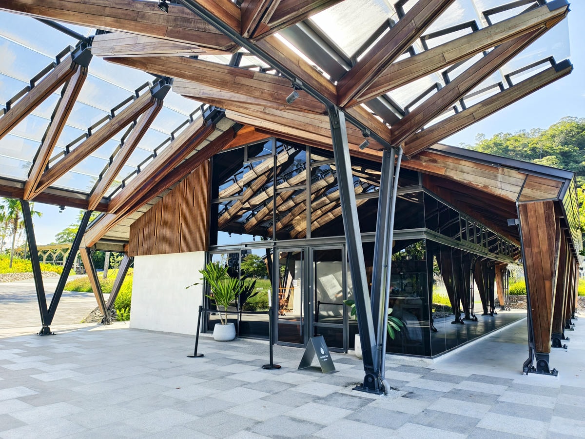 【宜蘭餐廳】礁溪新開幕|湖光山色中的玻璃茶屋《Herbell