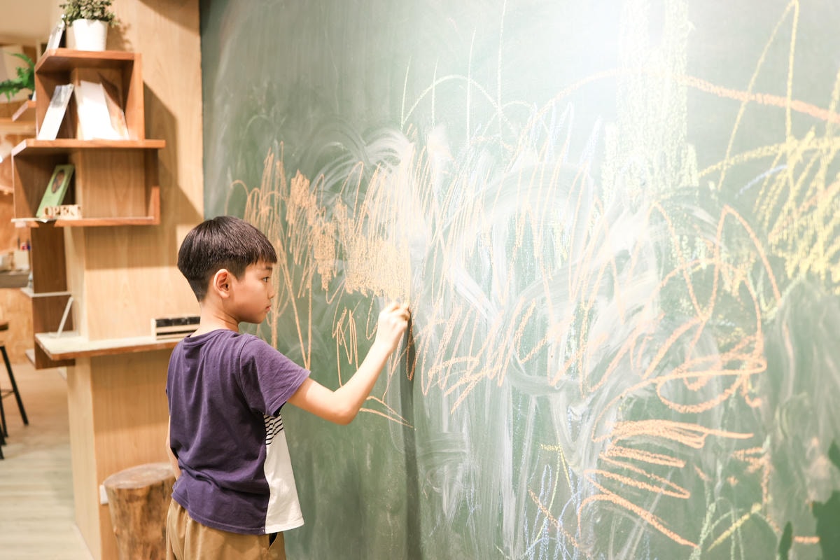 【台中住宿】西屯路上鄰近逢甲夜市，親子童趣房『葉綠宿 Gre