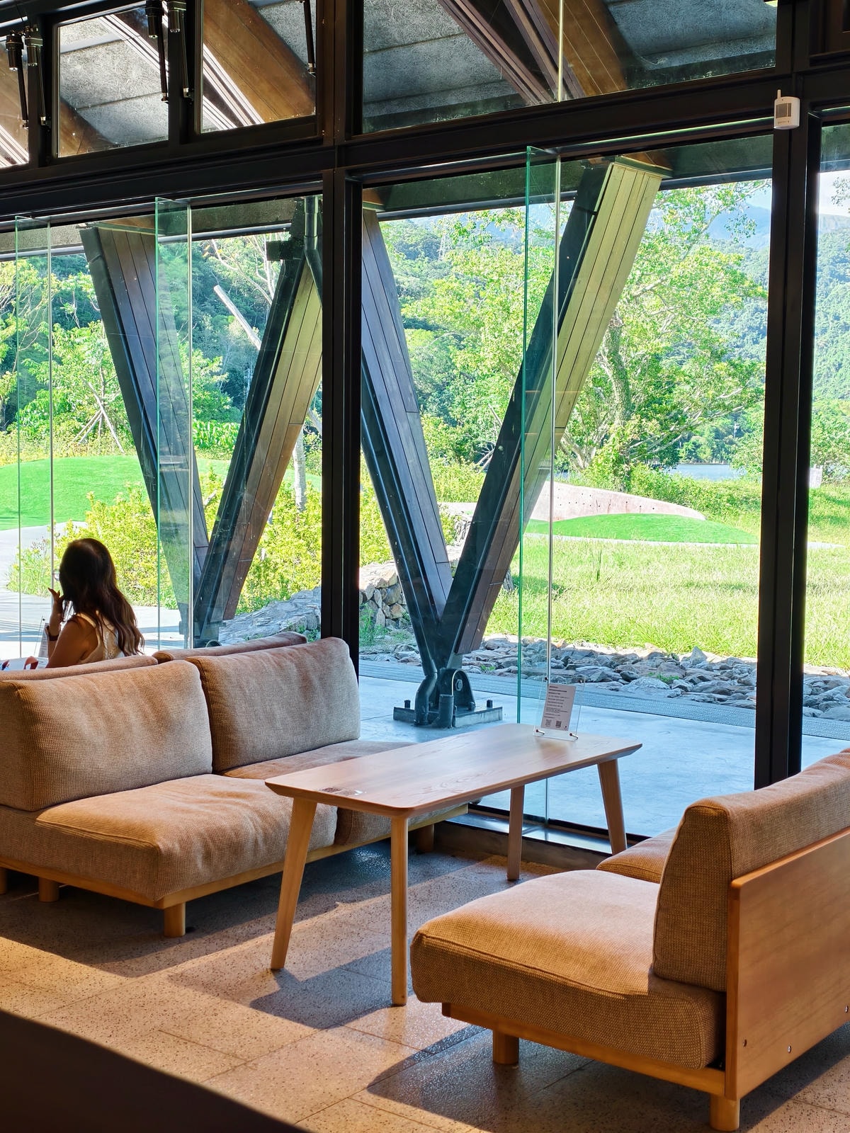 【宜蘭餐廳】礁溪新開幕|湖光山色中的玻璃茶屋《Herbell 【宜蘭餐廳】礁溪新開幕|湖光山色中的玻璃茶屋《Herbell