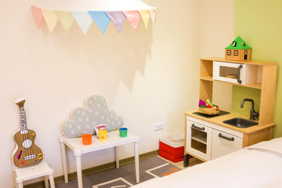 【台中住宿】西屯路上鄰近逢甲夜市，親子童趣房『葉綠宿 Gre