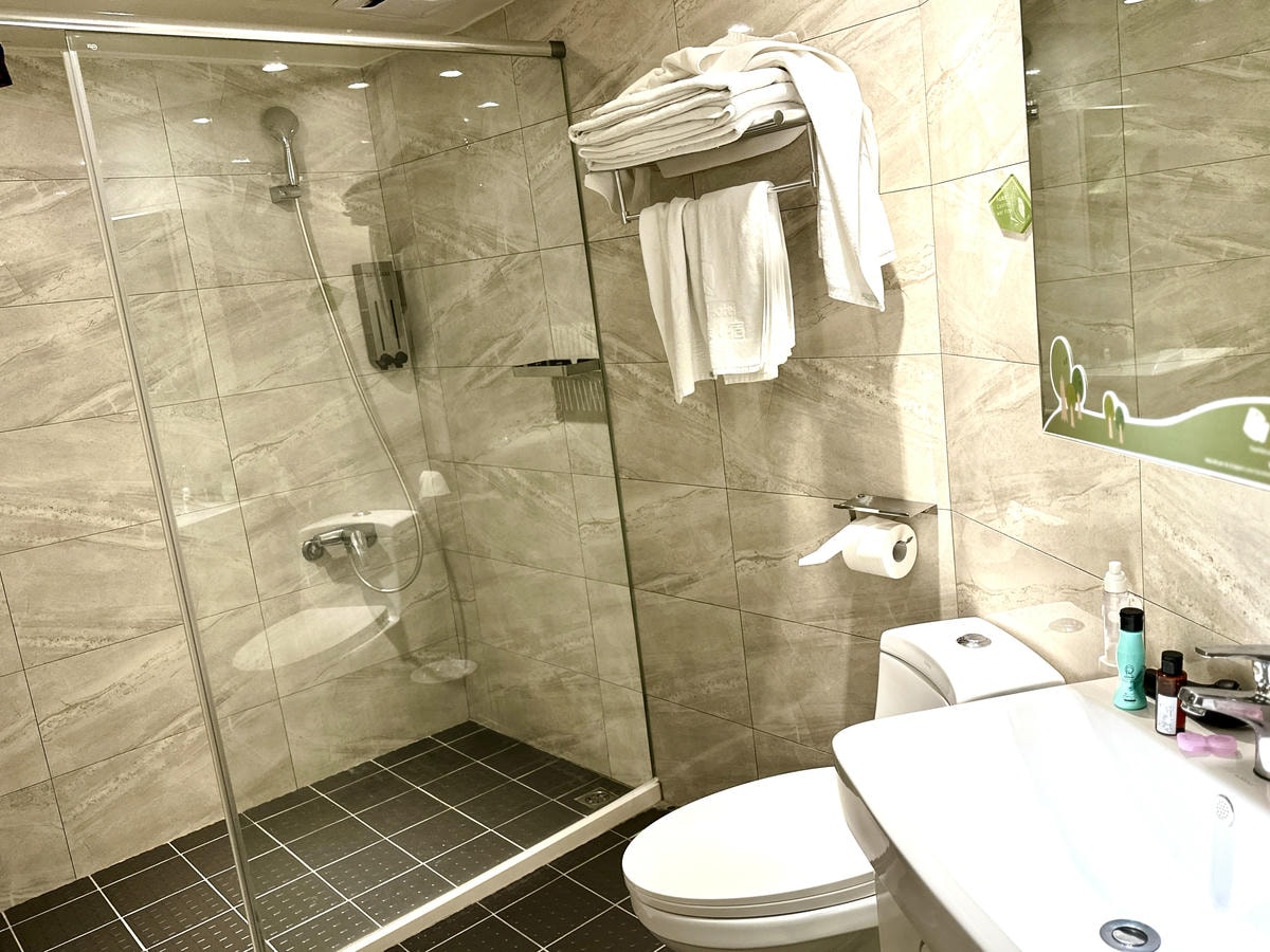 【台中住宿】西屯路上鄰近逢甲夜市，親子童趣房『葉綠宿 Gre