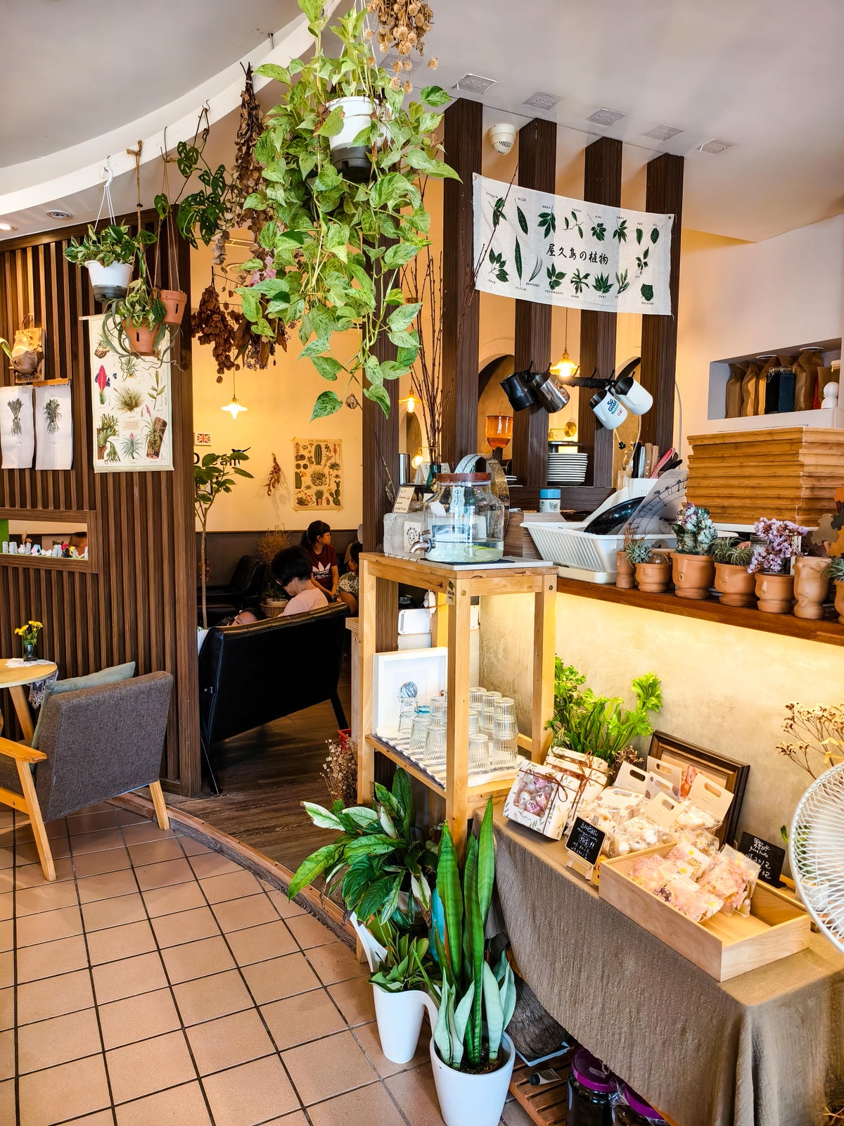 【苗栗咖啡廳推薦】鄰近火車站，綠植環繞『植感咖啡 Botan
