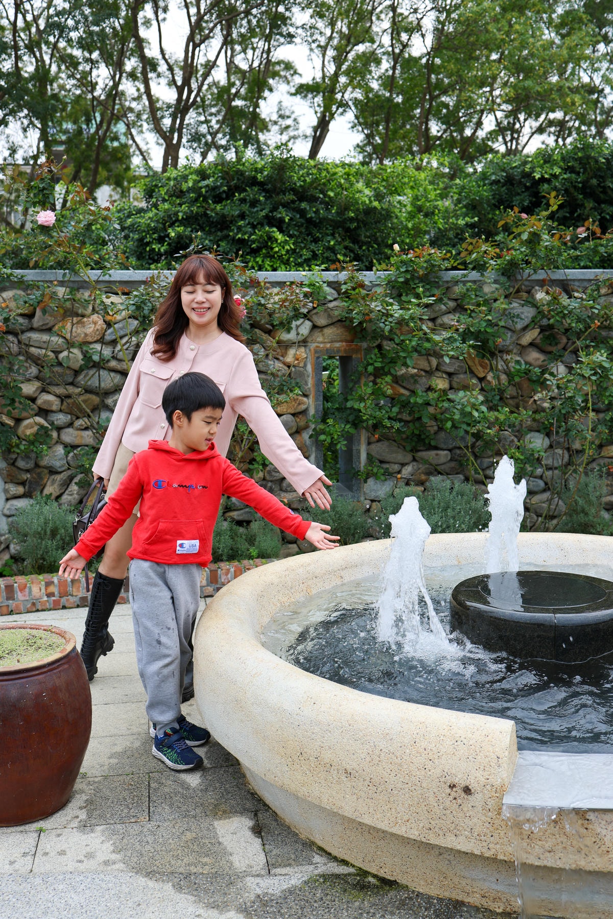 【台北景點】共融公園溜滑梯,2024全台最大玫瑰花園花展來囉 【台北景點】共融公園溜滑梯,2024全台最大玫瑰花園花展來囉