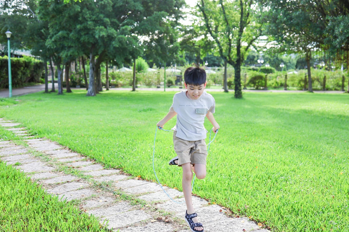 【小孩近視要控制】戶外運動生活不受限!『學童近視專用日拋』分 【小孩近視要控制】戶外運動生活不受限!『學童近視專用日拋』分