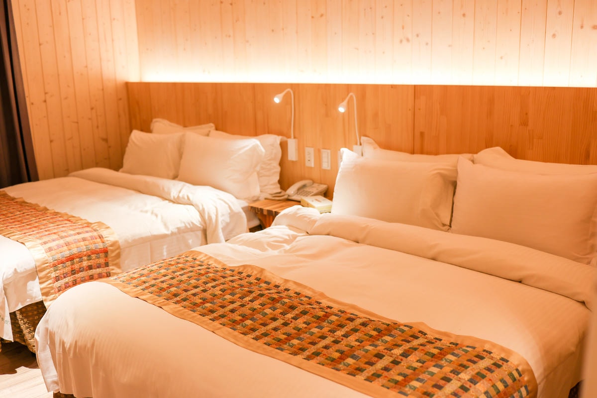 【苗栗景點】房間新改裝，小動物餵食好可愛『飛牛牧場』