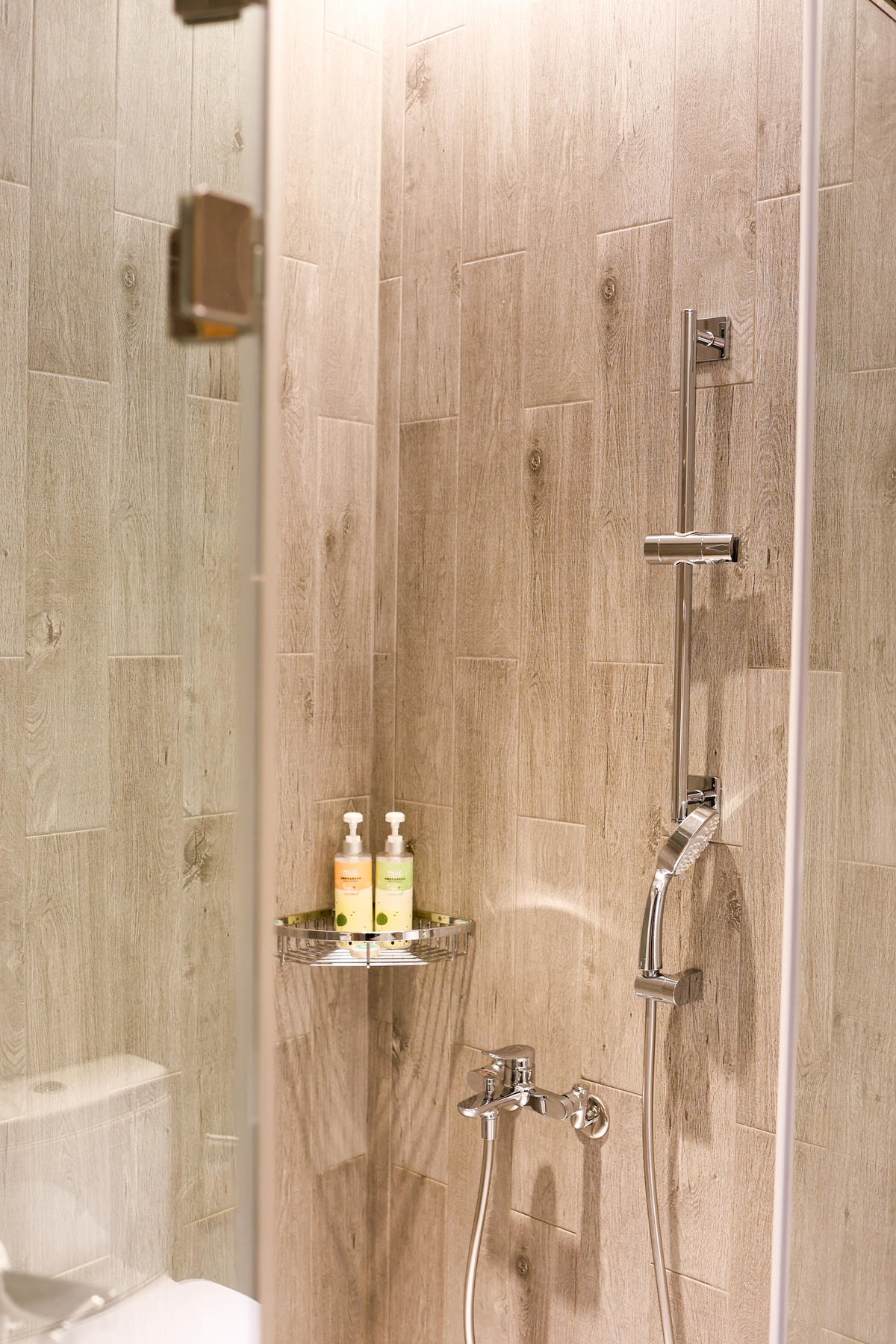 【苗栗景點】房間新改裝，小動物餵食好可愛『飛牛牧場』