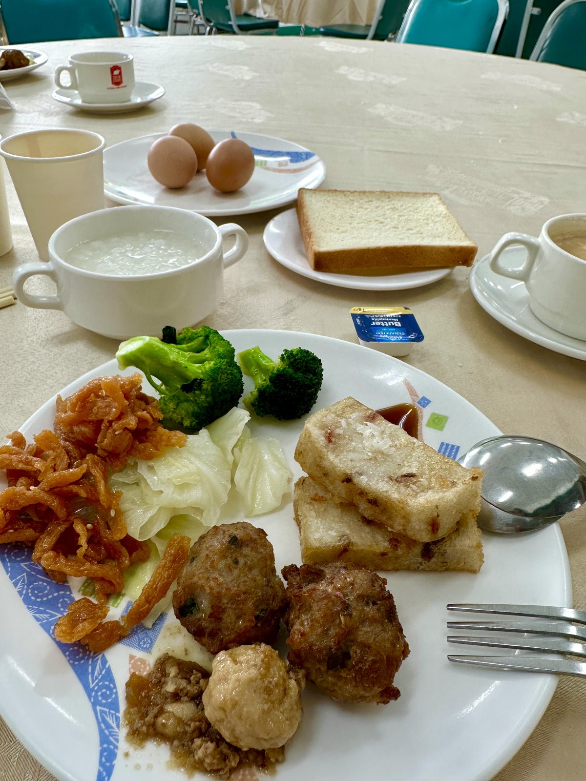 【苗栗景點】房間新改裝，小動物餵食好可愛『飛牛牧場』