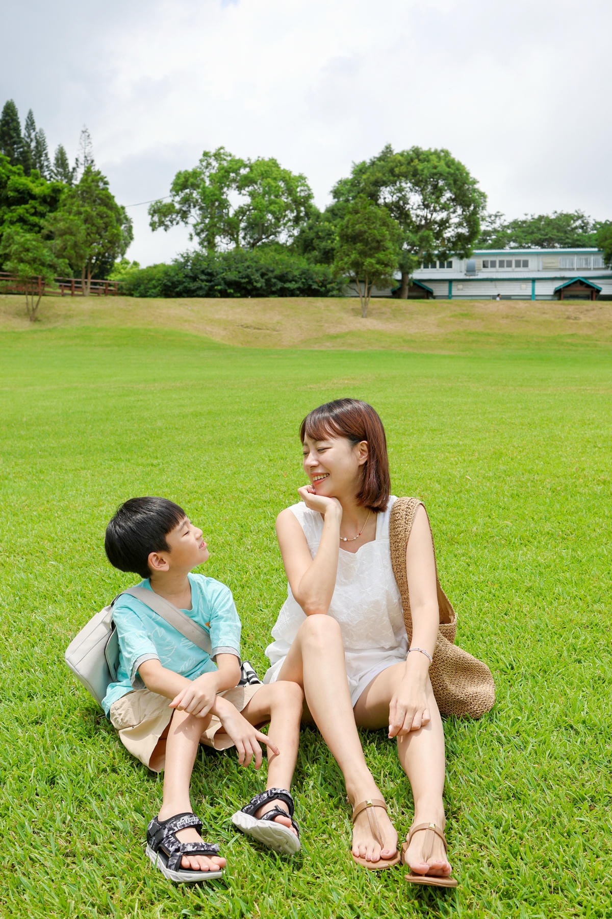 【苗栗景點】房間新改裝，小動物餵食好可愛『飛牛牧場』