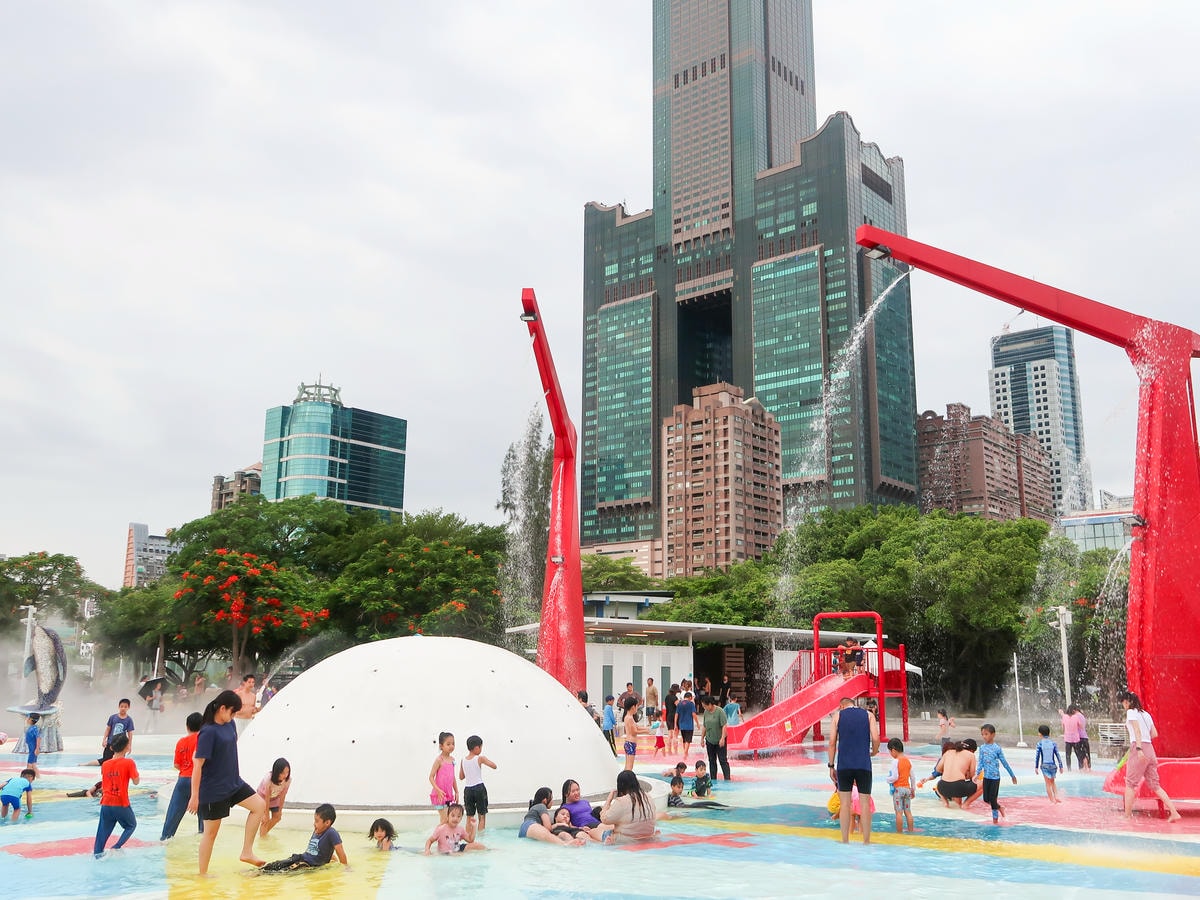 【高雄景點】免費玩水，面積約5公頃『星光水岸公園』戲水區和
