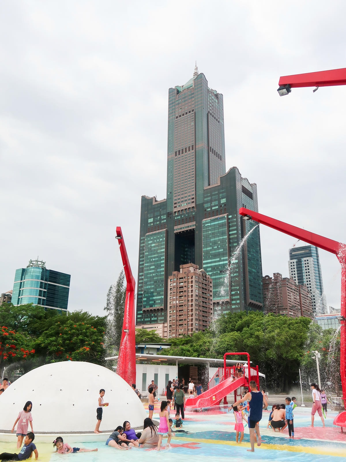 【高雄景點】免費玩水，面積約5公頃『星光水岸公園』戲水區和 