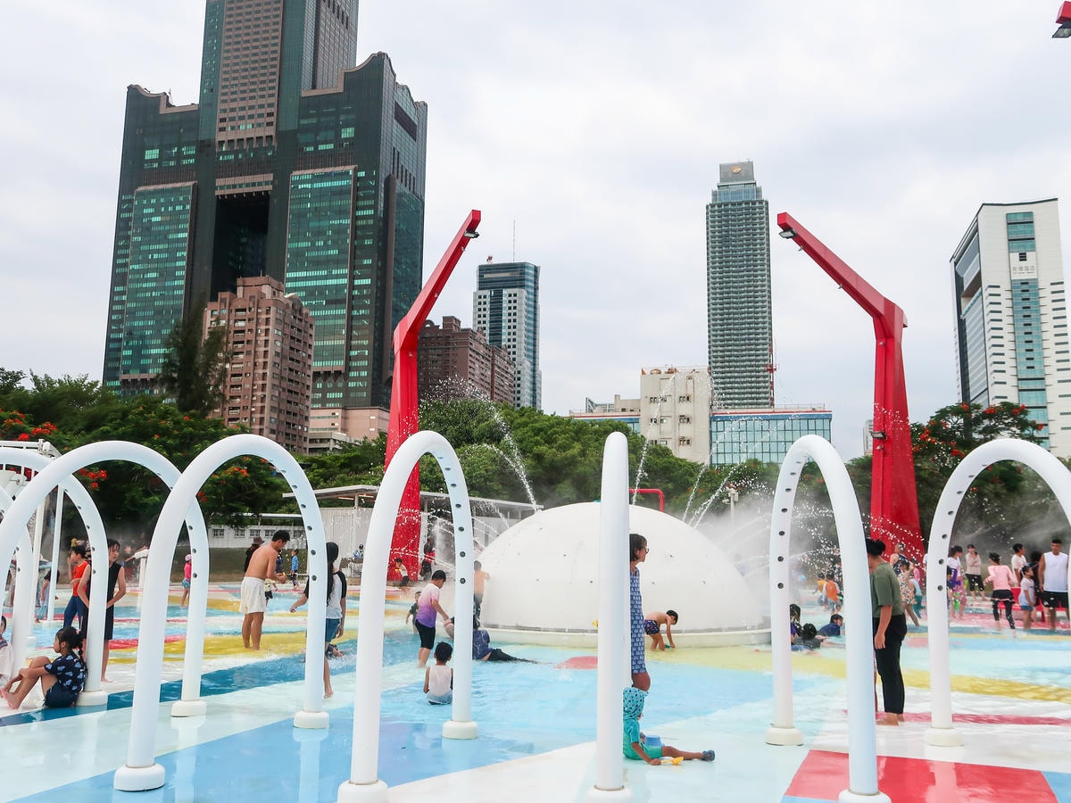 【高雄景點】免費玩水，面積約5公頃『星光水岸公園』戲水區和 