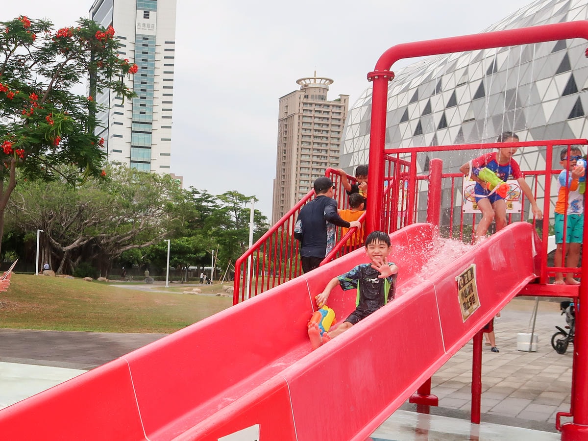 【高雄景點】免費玩水，面積約5公頃『星光水岸公園』戲水區和 