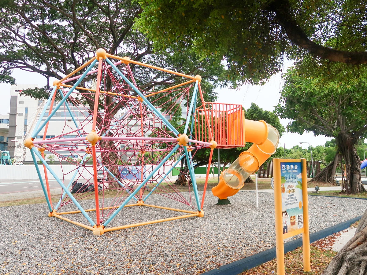 【高雄景點】免費玩水，面積約5公頃『星光水岸公園』戲水區和 