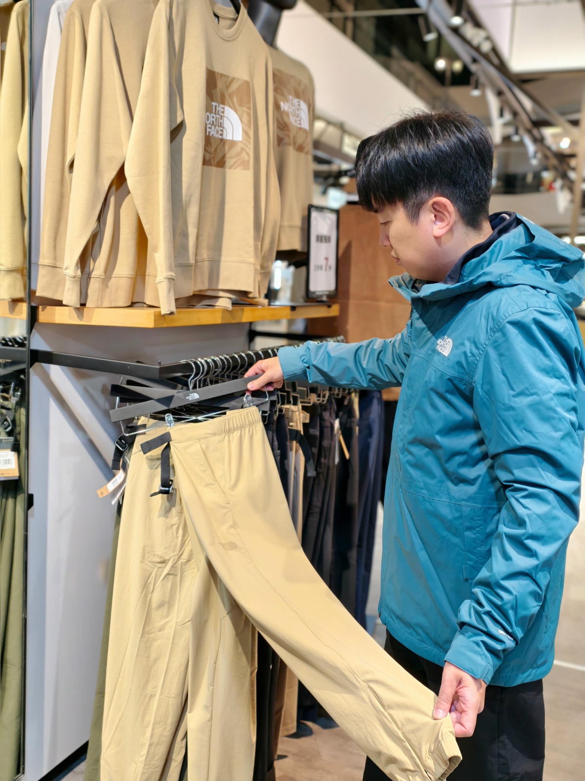 《全台瘋搶》戶外露營看過來！OUTLET 倒貨祭開跑🎉 男女