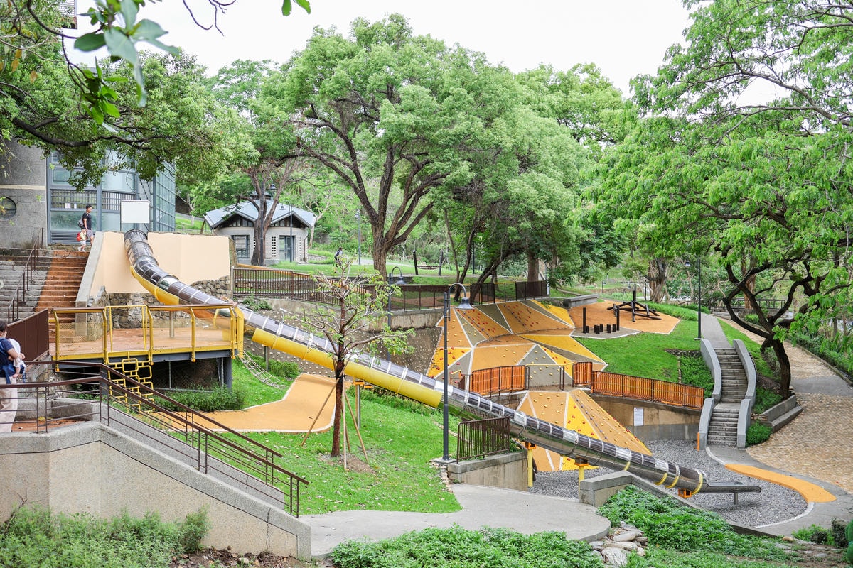 【彰化景點】27公尺的水管溜滑梯、文青咖啡廳『彰化八卦山大佛