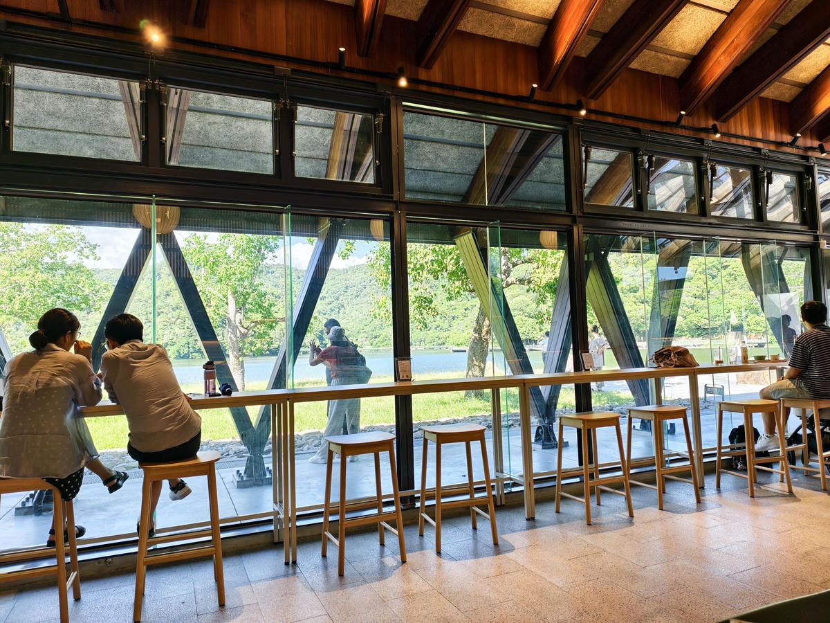 【宜蘭餐廳】礁溪新開幕|湖光山色中的玻璃茶屋《Herbell 【宜蘭餐廳】礁溪新開幕|湖光山色中的玻璃茶屋《Herbell