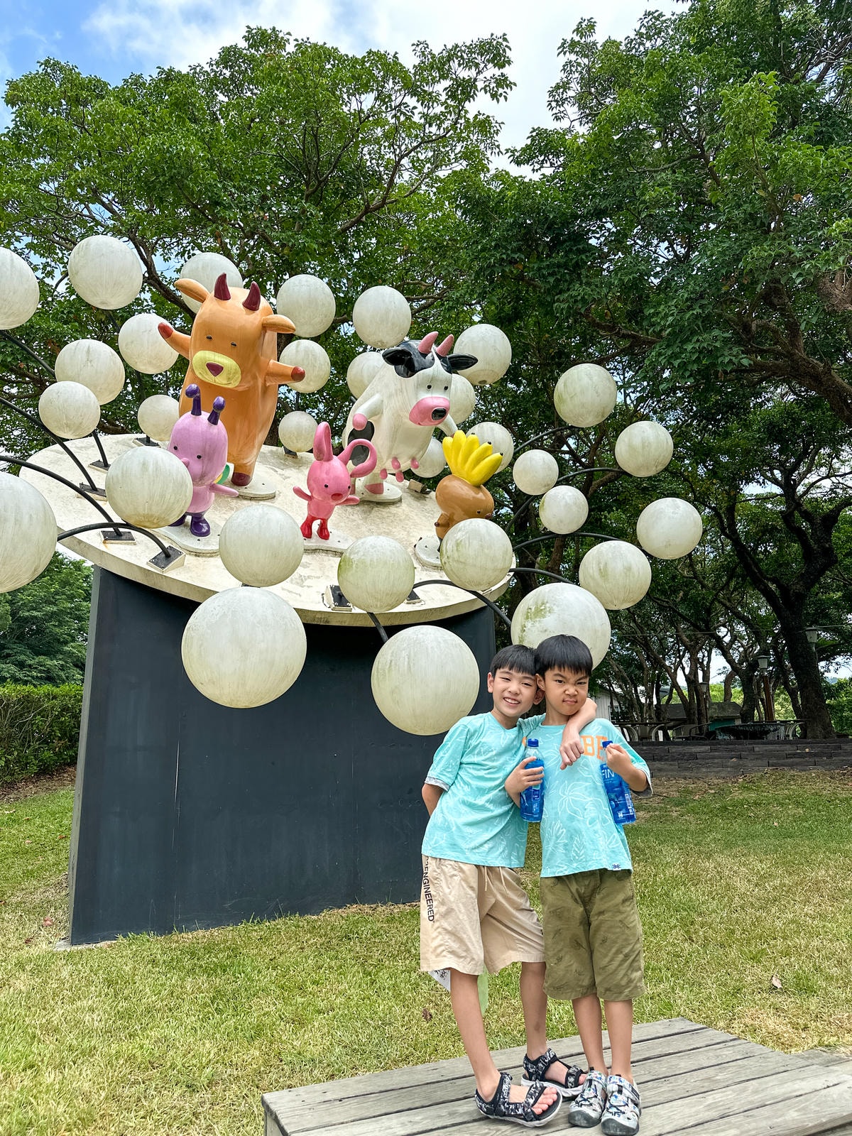 【苗栗景點】房間新改裝，小動物餵食好可愛『飛牛牧場』