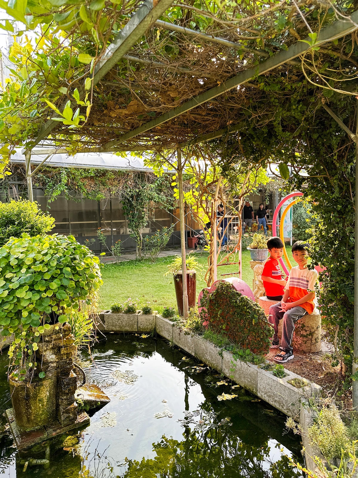 【台中景點】樹屋溜滑梯，戲水、玩沙、烤肉『赤腳丫生態農莊 』