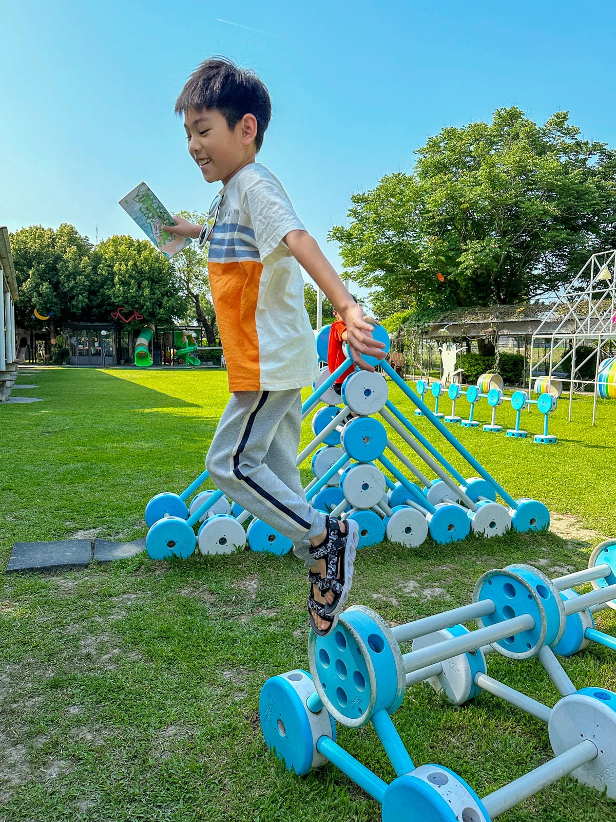 【台中景點】樹屋溜滑梯，戲水、玩沙、烤肉『赤腳丫生態農莊 』