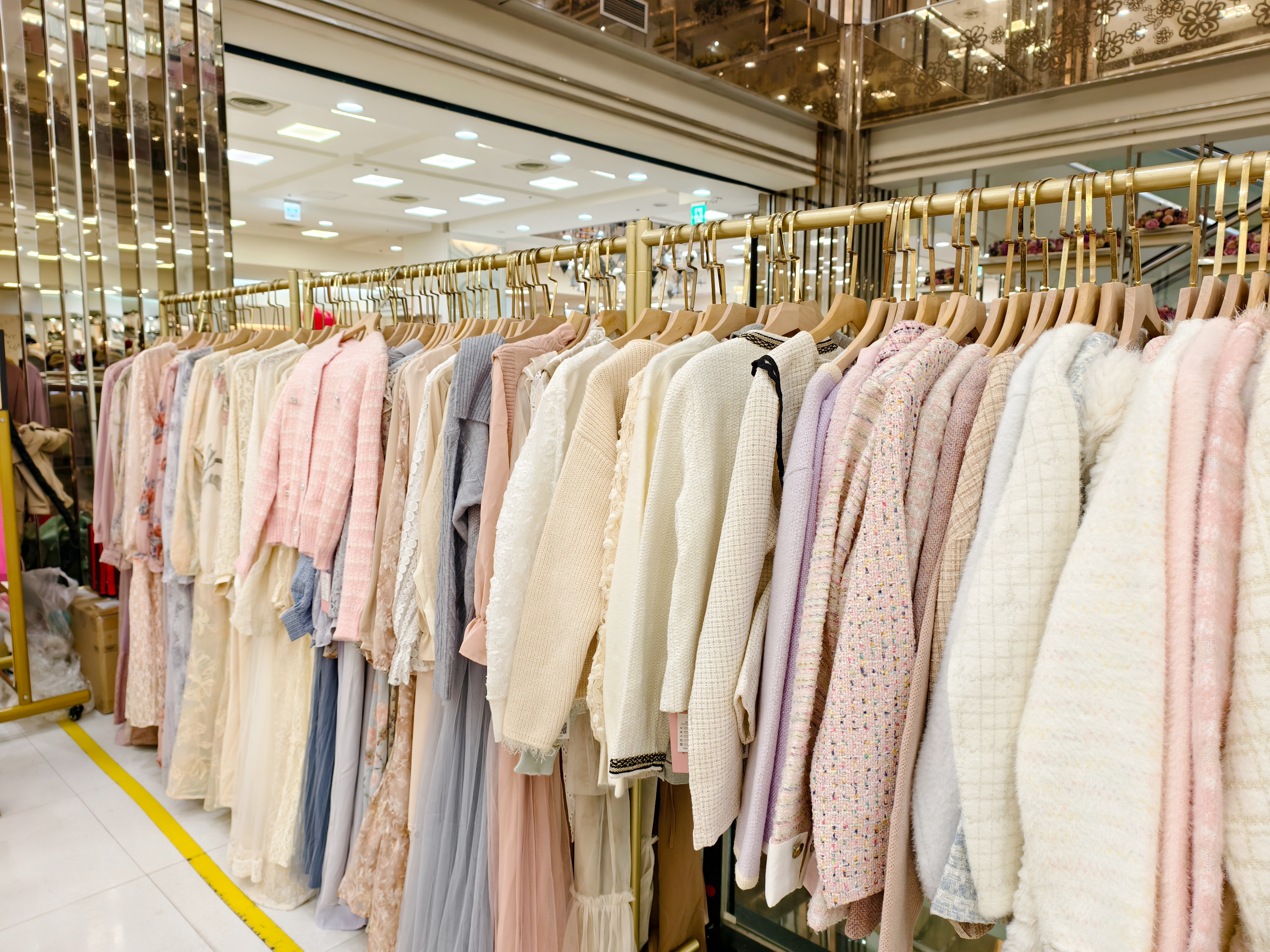 正式洋裝哪裡買?推薦Quentina韓系服飾變身韓劇女主角,小香風、法式浪漫、韓系小清新多種風格好穿搭,最新板橋遠百中山店快閃好康(滿額送好禮) - 第4張圖 正式洋裝哪裡買?推薦Quentina韓系服飾變身韓劇女主角,小香風、法式浪漫、韓系小清新多種風格好穿搭,最新板橋遠百中山店快閃好康(滿額送好禮)