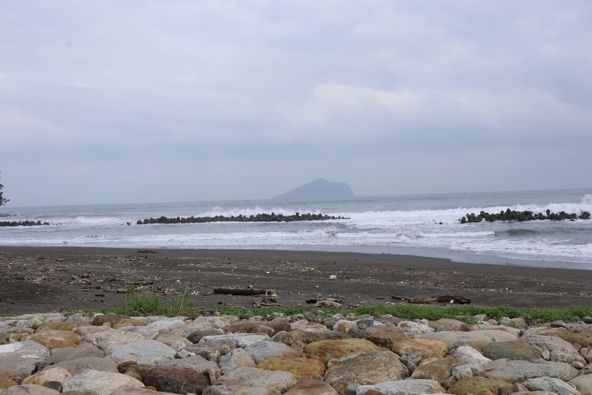 【宜蘭頭城咖啡廳】眺望龜山島『浪花點心』起司酸麵包超驚艷,海景第一排超chill - 第1張圖 【宜蘭頭城咖啡廳】眺望龜山島『浪花點心』起司酸麵包超驚艷,海景第一排超chill