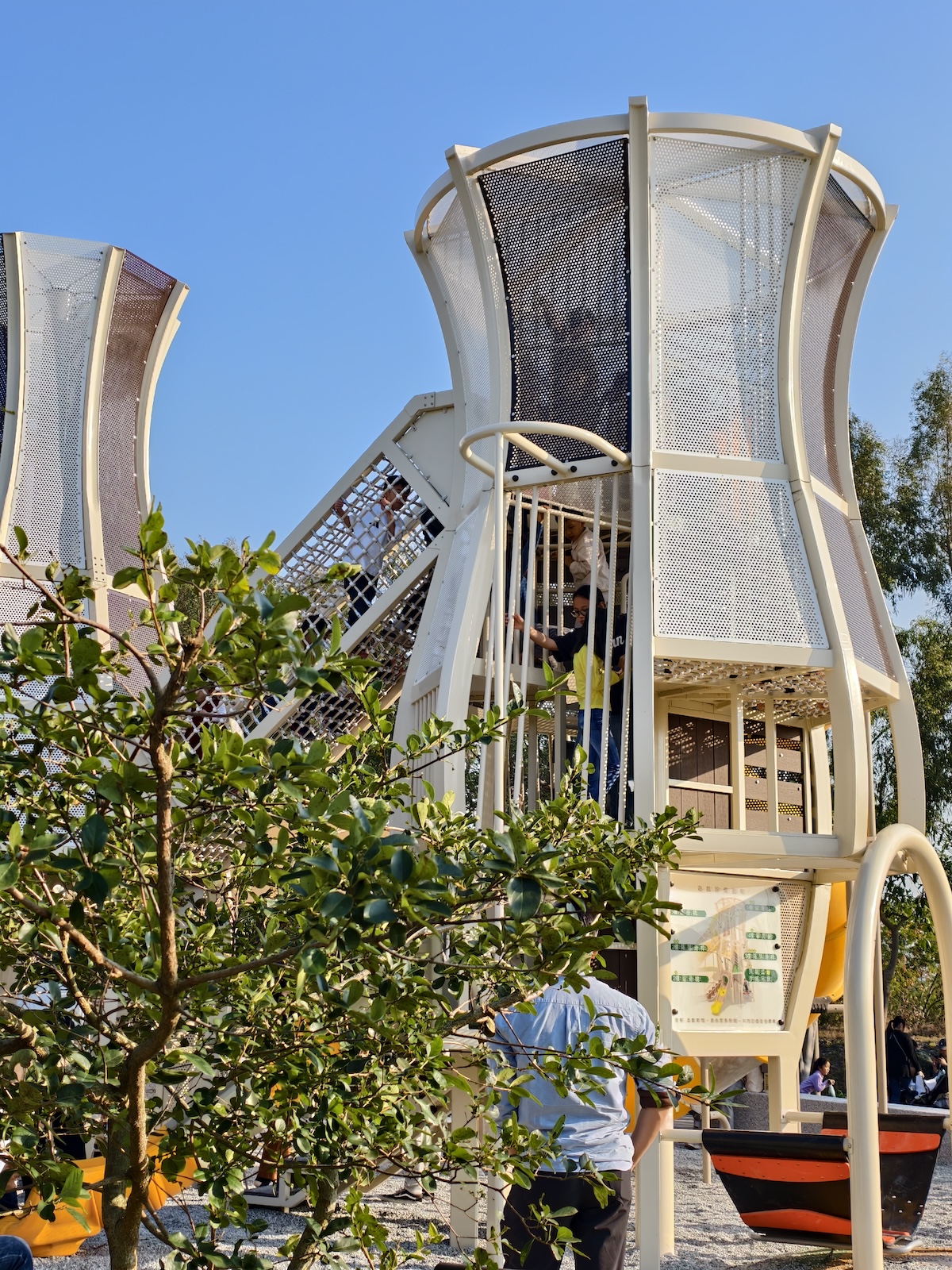 【台中后里環保公園|親子景點攻略】落羽松、巨大火箭攀爬塔、迷你交通場一次玩!台中最新『孩籽世界共融遊戲場』超強放電指南 - 第6張圖 【台中后里環保公園|親子景點攻略】落羽松、巨大火箭攀爬塔、迷你交通場一次玩!台中最新『孩籽世界共融遊戲場』超強放電指南