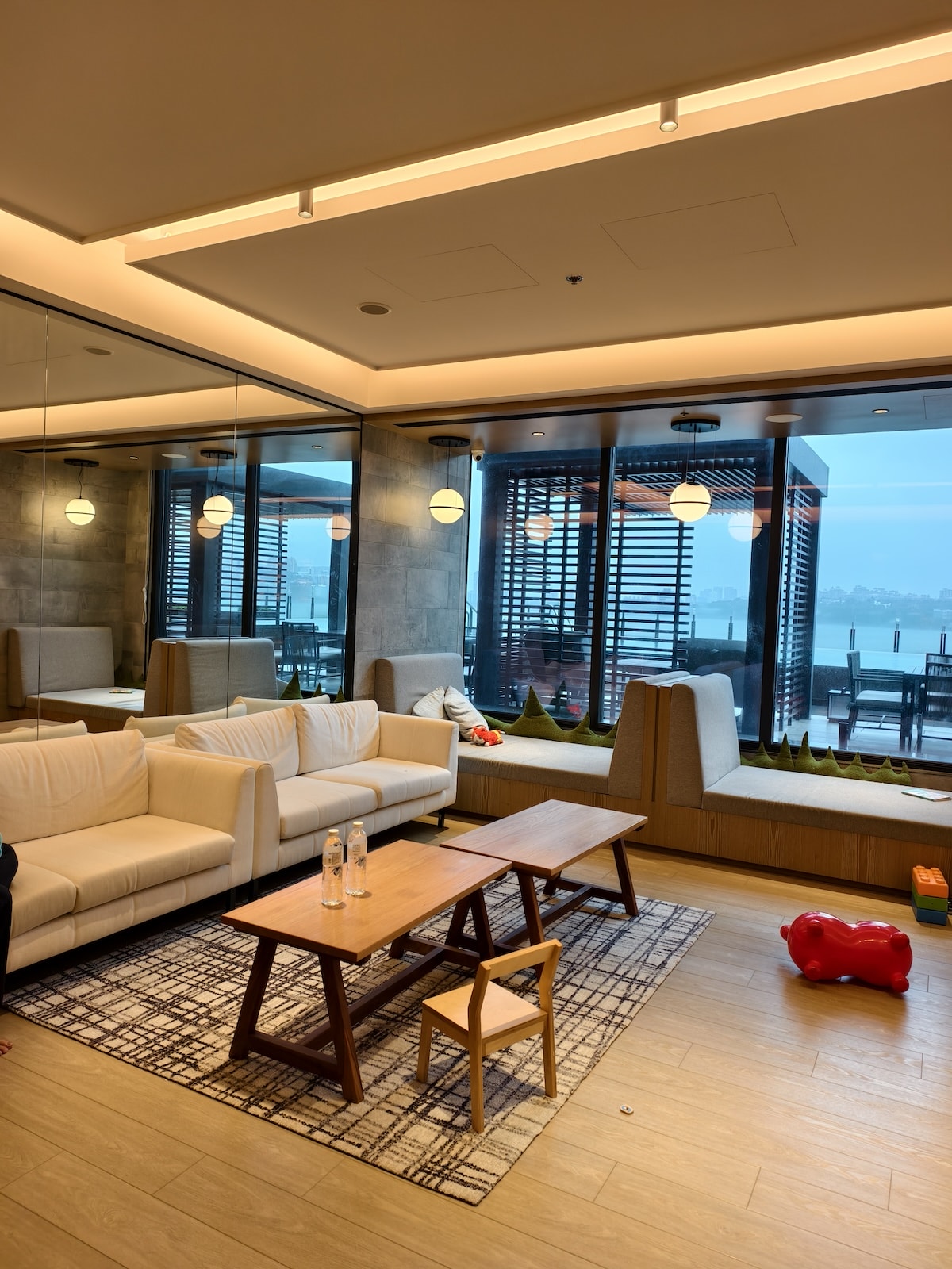 【新北住宿】八里福朋喜來登開箱，萬豪點數兌換17樓河景房，房內泡琥珀色黃金泉。