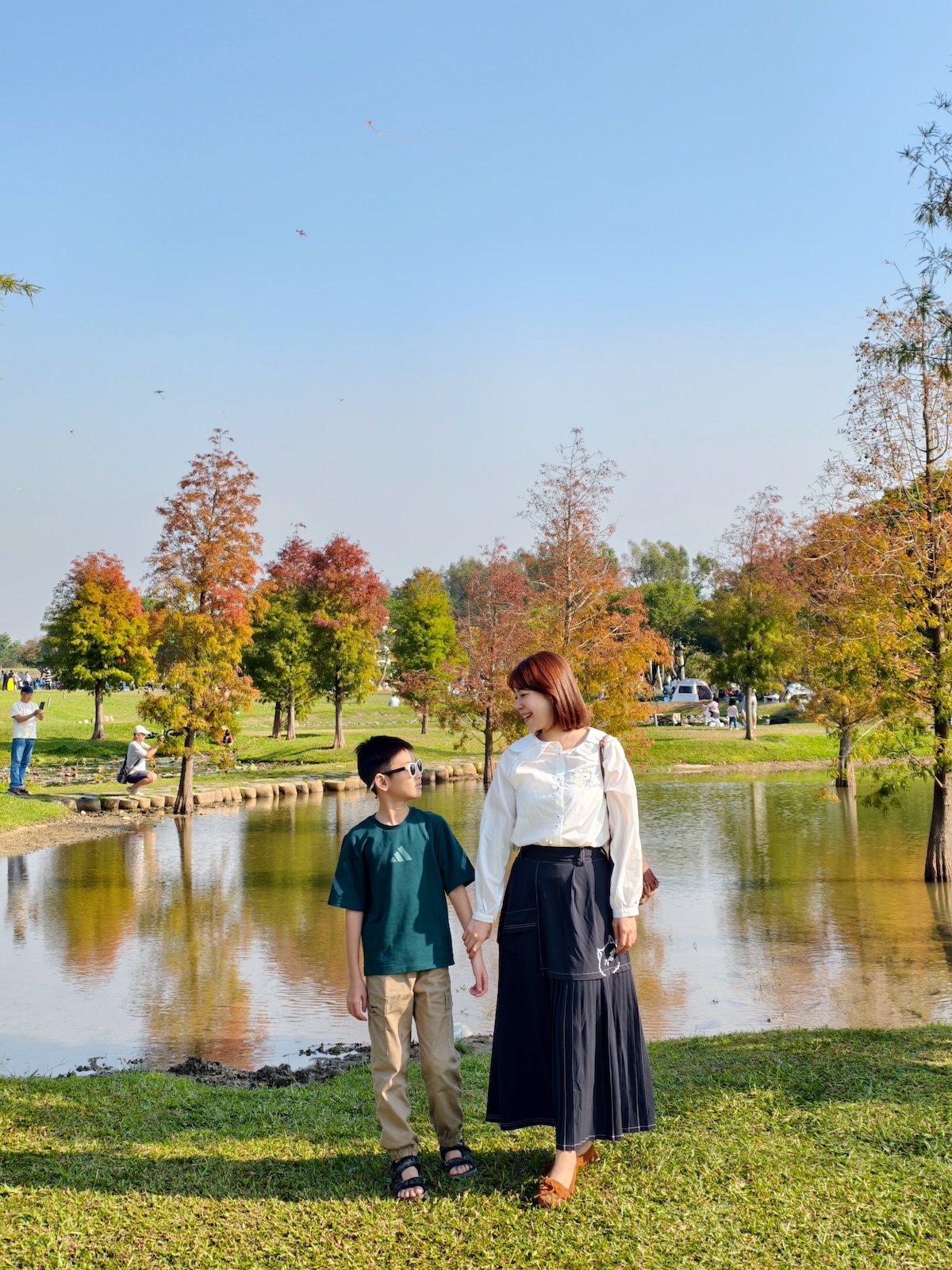 【台中后里環保公園|親子景點攻略】落羽松、巨大火箭攀爬塔、迷你交通場一次玩!台中最新『孩籽世界共融遊戲場』超強放電指南 - 第1張圖 【台中后里環保公園|親子景點攻略】落羽松、巨大火箭攀爬塔、迷你交通場一次玩!台中最新『孩籽世界共融遊戲場』超強放電指南