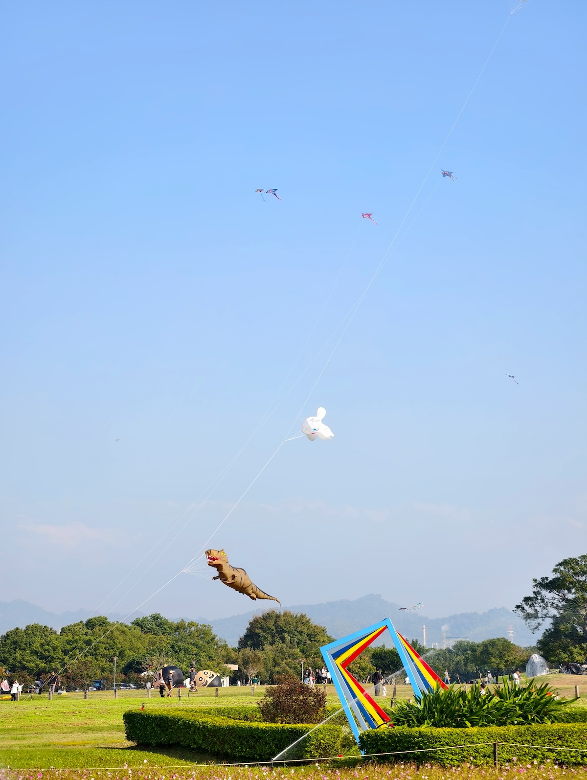 【台中后里環保公園|親子景點攻略】落羽松、巨大火箭攀爬塔、迷你交通場一次玩!台中最新『孩籽世界共融遊戲場』超強放電指南 - 第14張圖 【台中后里環保公園|親子景點攻略】落羽松、巨大火箭攀爬塔、迷你交通場一次玩!台中最新『孩籽世界共融遊戲場』超強放電指南