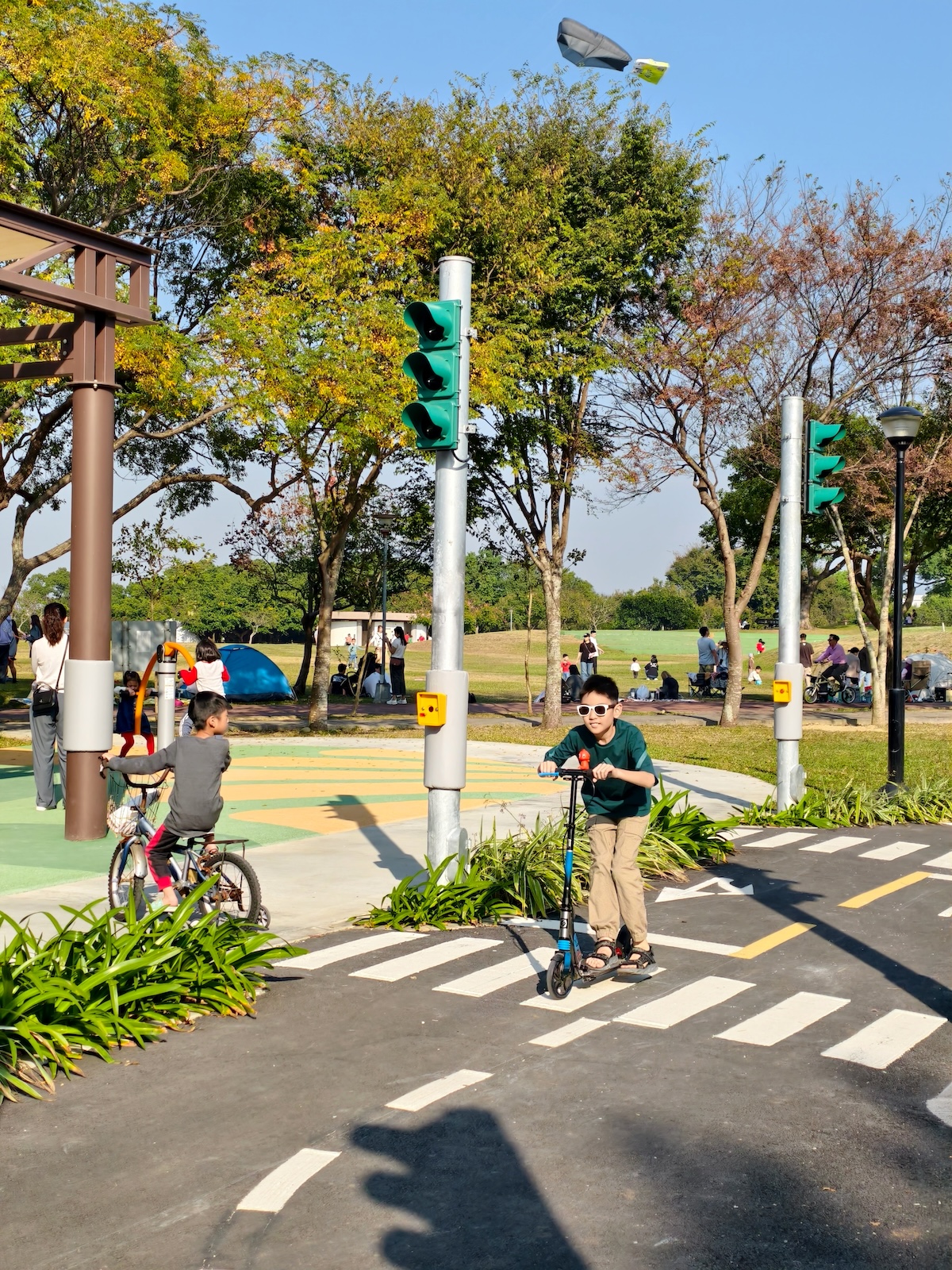 【台中后里環保公園|親子景點攻略】落羽松、巨大火箭攀爬塔、迷你交通場一次玩!台中最新『孩籽世界共融遊戲場』超強放電指南 - 第10張圖 【台中后里環保公園|親子景點攻略】落羽松、巨大火箭攀爬塔、迷你交通場一次玩!台中最新『孩籽世界共融遊戲場』超強放電指南