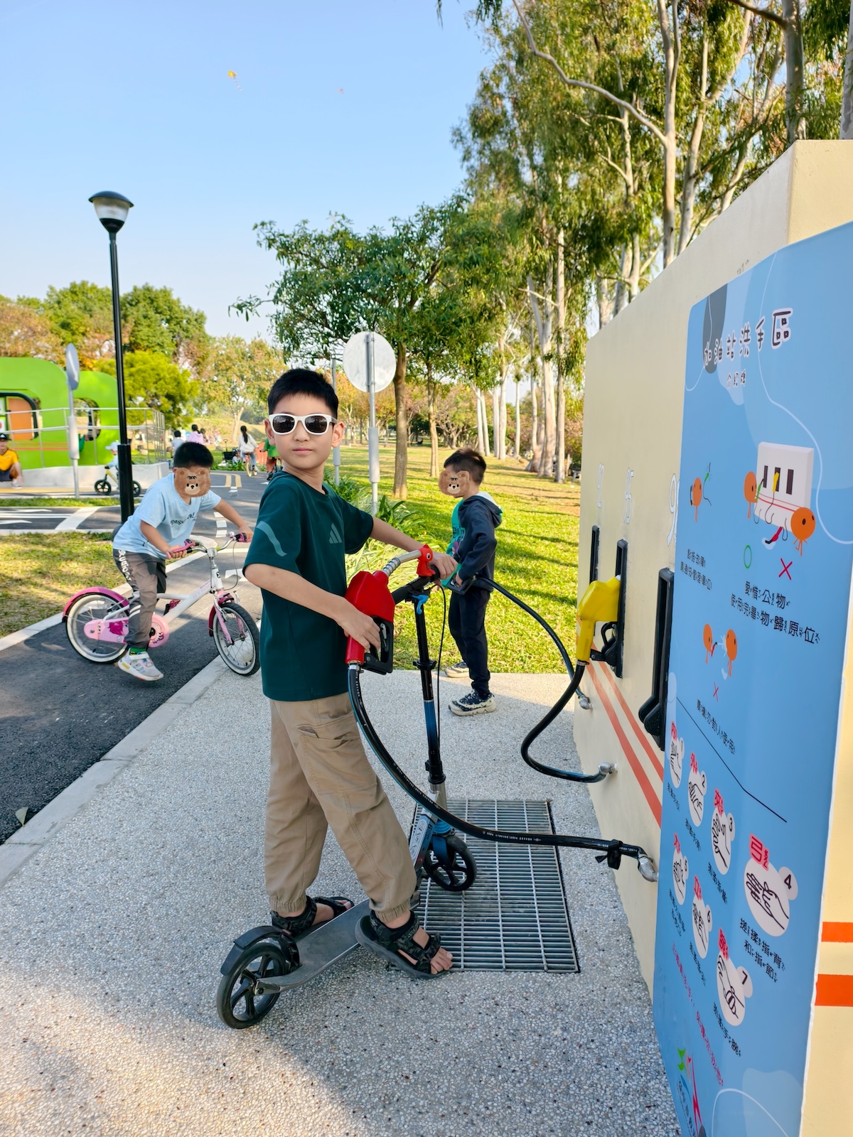 【台中后里環保公園|親子景點攻略】落羽松、巨大火箭攀爬塔、迷你交通場一次玩!台中最新『孩籽世界共融遊戲場』超強放電指南 - 第11張圖 【台中后里環保公園|親子景點攻略】落羽松、巨大火箭攀爬塔、迷你交通場一次玩!台中最新『孩籽世界共融遊戲場』超強放電指南