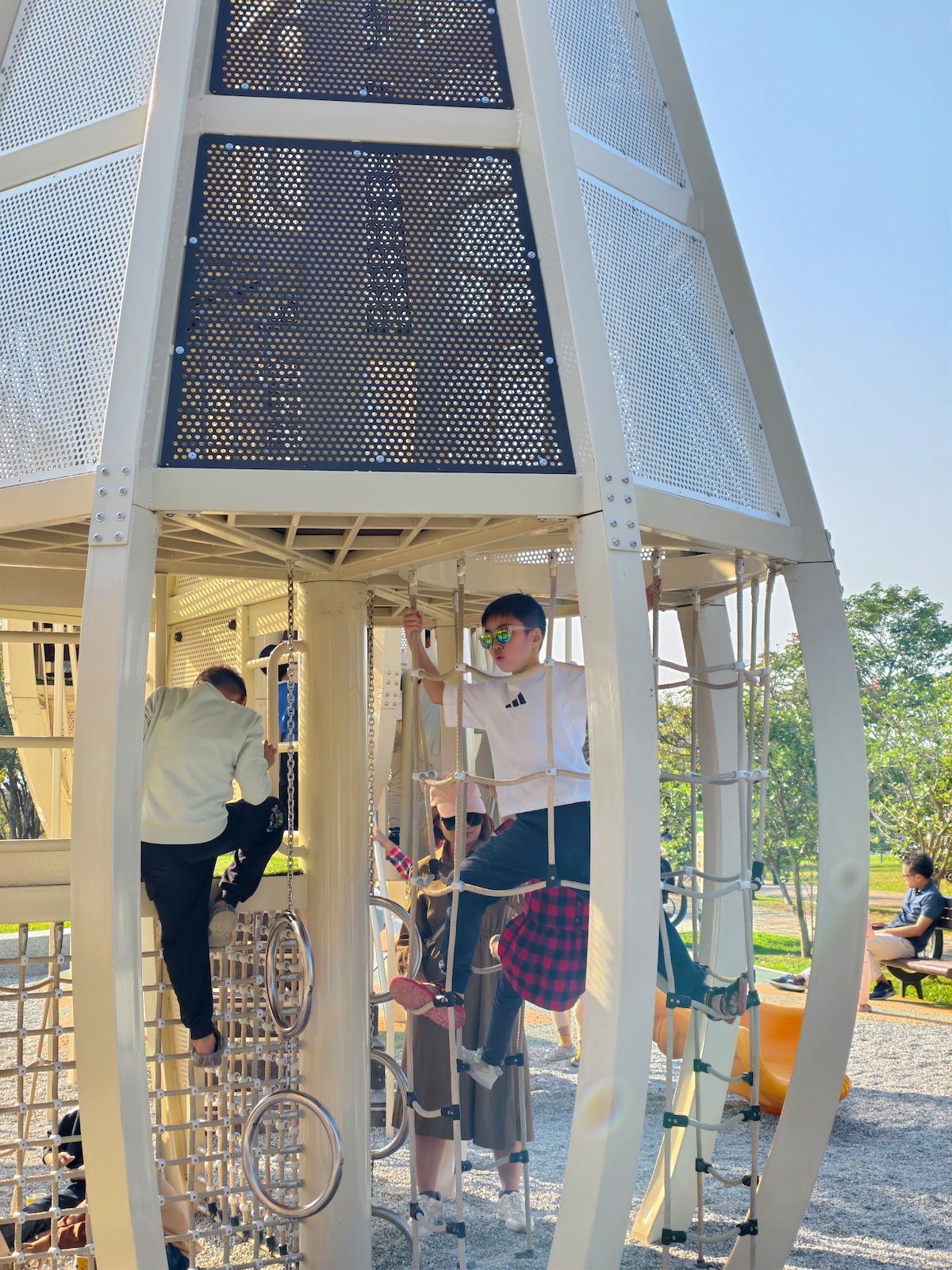 【台中后里環保公園|親子景點攻略】落羽松、巨大火箭攀爬塔、迷你交通場一次玩!台中最新『孩籽世界共融遊戲場』超強放電指南 - 第5張圖 【台中后里環保公園|親子景點攻略】落羽松、巨大火箭攀爬塔、迷你交通場一次玩!台中最新『孩籽世界共融遊戲場』超強放電指南