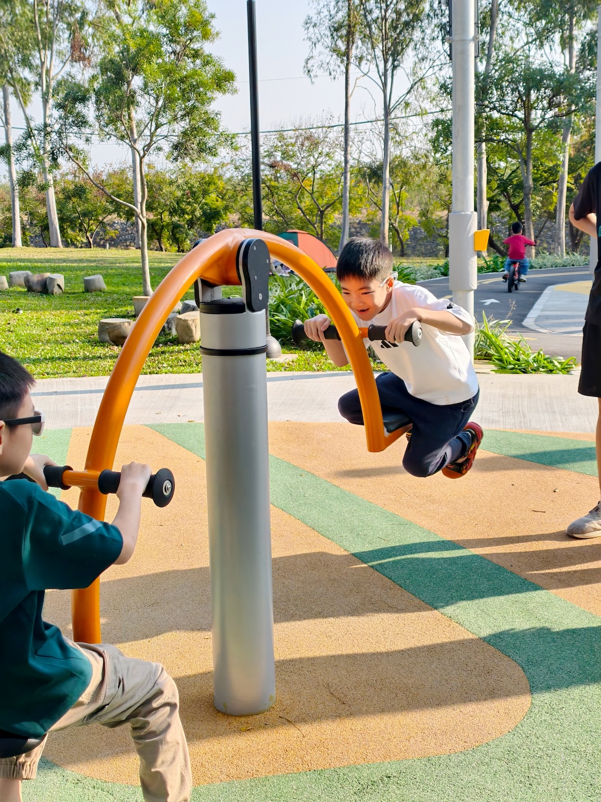 【台中后里環保公園|親子景點攻略】落羽松、巨大火箭攀爬塔、迷你交通場一次玩!台中最新『孩籽世界共融遊戲場』超強放電指南 - 第8張圖 【台中后里環保公園|親子景點攻略】落羽松、巨大火箭攀爬塔、迷你交通場一次玩!台中最新『孩籽世界共融遊戲場』超強放電指南