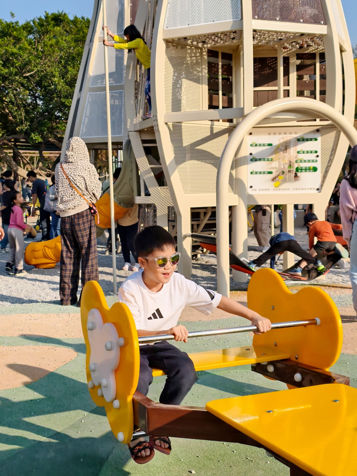 【台中后里環保公園|親子景點攻略】落羽松、巨大火箭攀爬塔、迷你交通場一次玩!台中最新『孩籽世界共融遊戲場』超強放電指南 - 第7張圖 【台中后里環保公園|親子景點攻略】落羽松、巨大火箭攀爬塔、迷你交通場一次玩!台中最新『孩籽世界共融遊戲場』超強放電指南