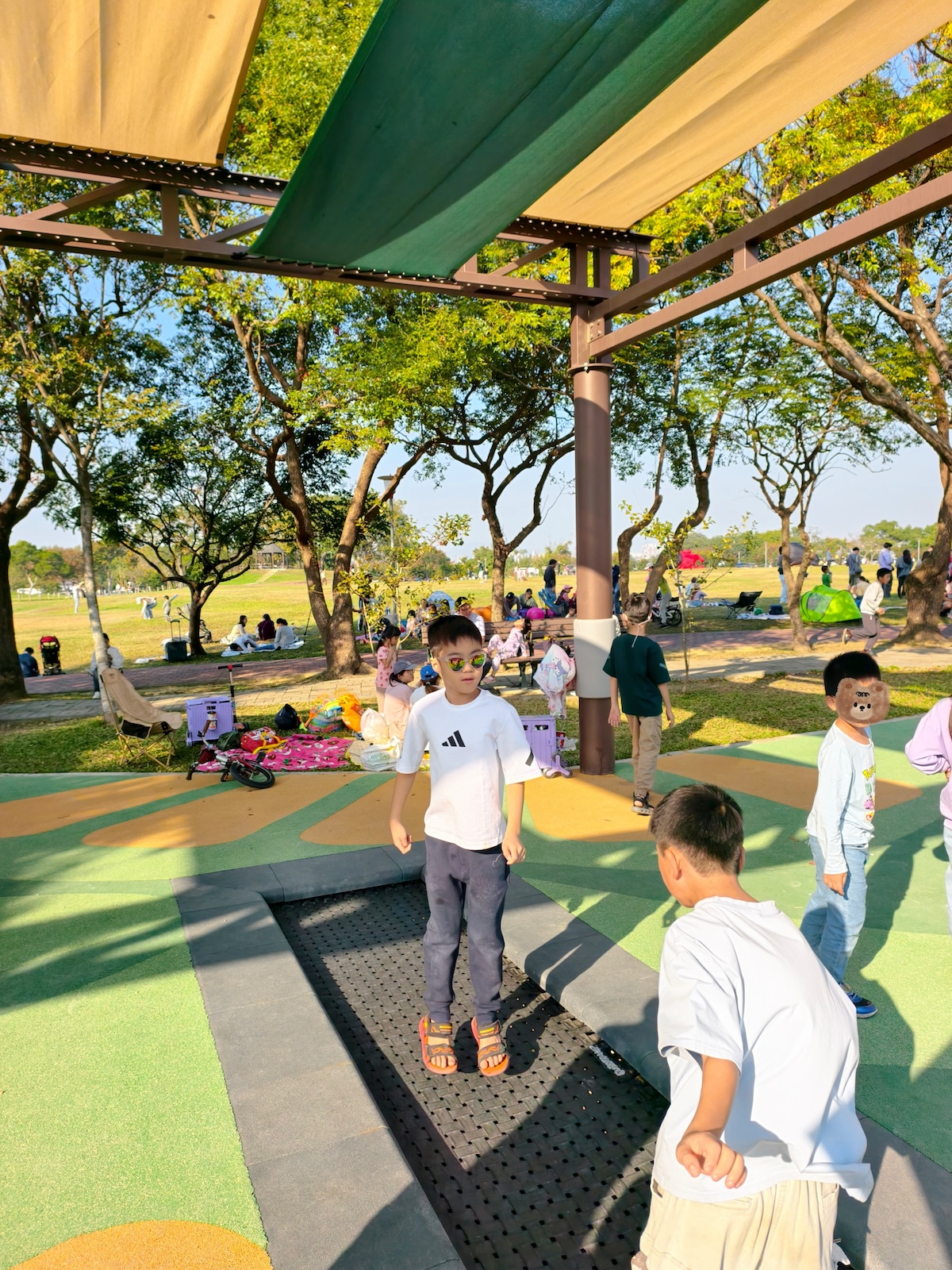 【台中后里環保公園|親子景點攻略】落羽松、巨大火箭攀爬塔、迷你交通場一次玩!台中最新『孩籽世界共融遊戲場』超強放電指南 - 第13張圖 【台中后里環保公園|親子景點攻略】落羽松、巨大火箭攀爬塔、迷你交通場一次玩!台中最新『孩籽世界共融遊戲場』超強放電指南