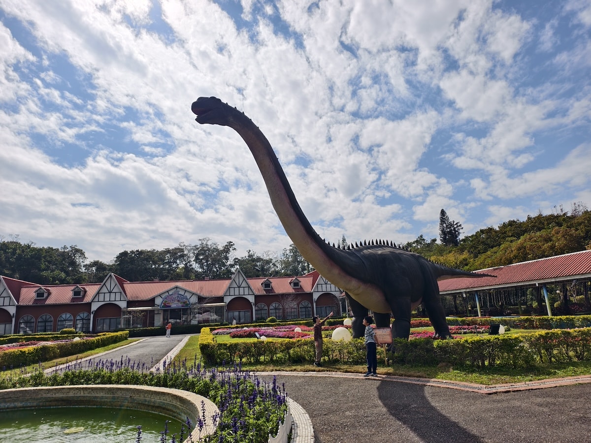 帶孩子闖進恐龍世界!西湖渡假村:1:1 模擬恐龍、泡泡樂園、特技表演,必搶一泊三食住宿優惠 - 第2張圖 帶孩子闖進恐龍世界!西湖渡假村:1:1 模擬恐龍、泡泡樂園、特技表演,必搶一泊三食住宿優惠