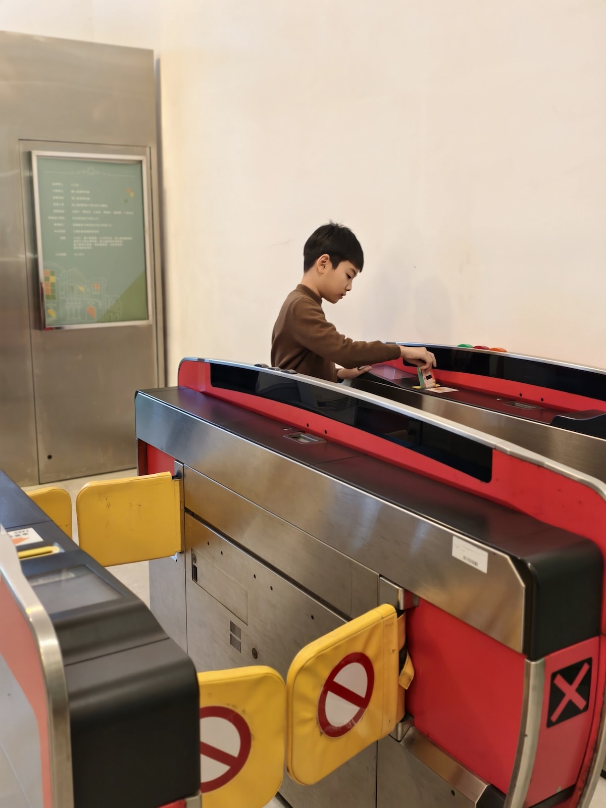 【台北親子景點】鐵道迷必訪！國立臺灣博物館鐵道部園區，超逼真微縮模型、小小列車長體驗，雨天室內景點。