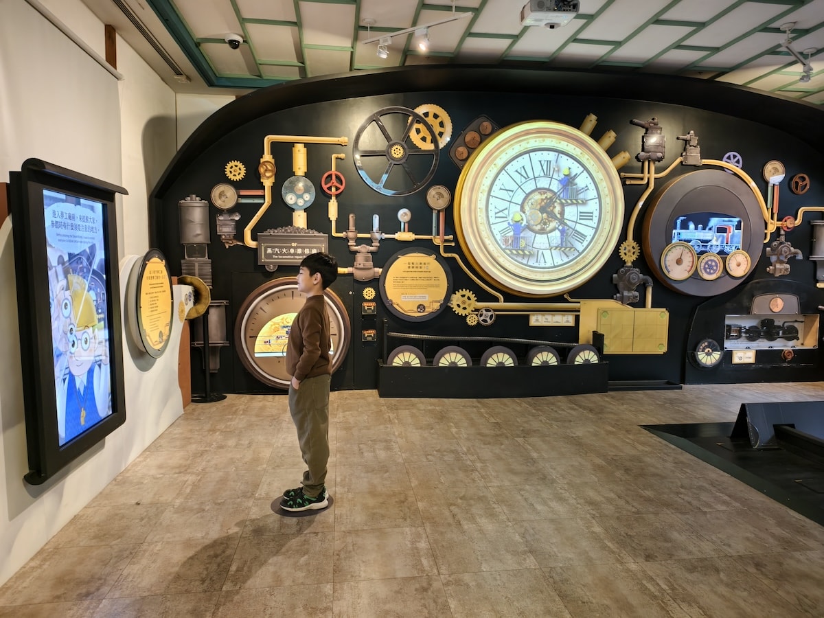 【台北親子景點】鐵道迷必訪！國立臺灣博物館鐵道部園區，超逼真微縮模型、小小列車長體驗，雨天室內景點。