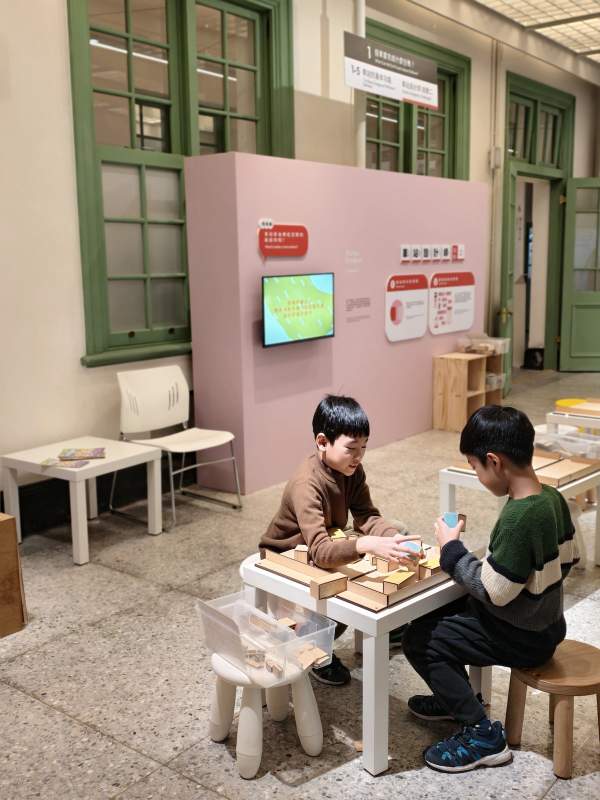 【台北親子景點】鐵道迷必訪！國立臺灣博物館鐵道部園區，超逼真微縮模型、小小列車長體驗，雨天室內景點。