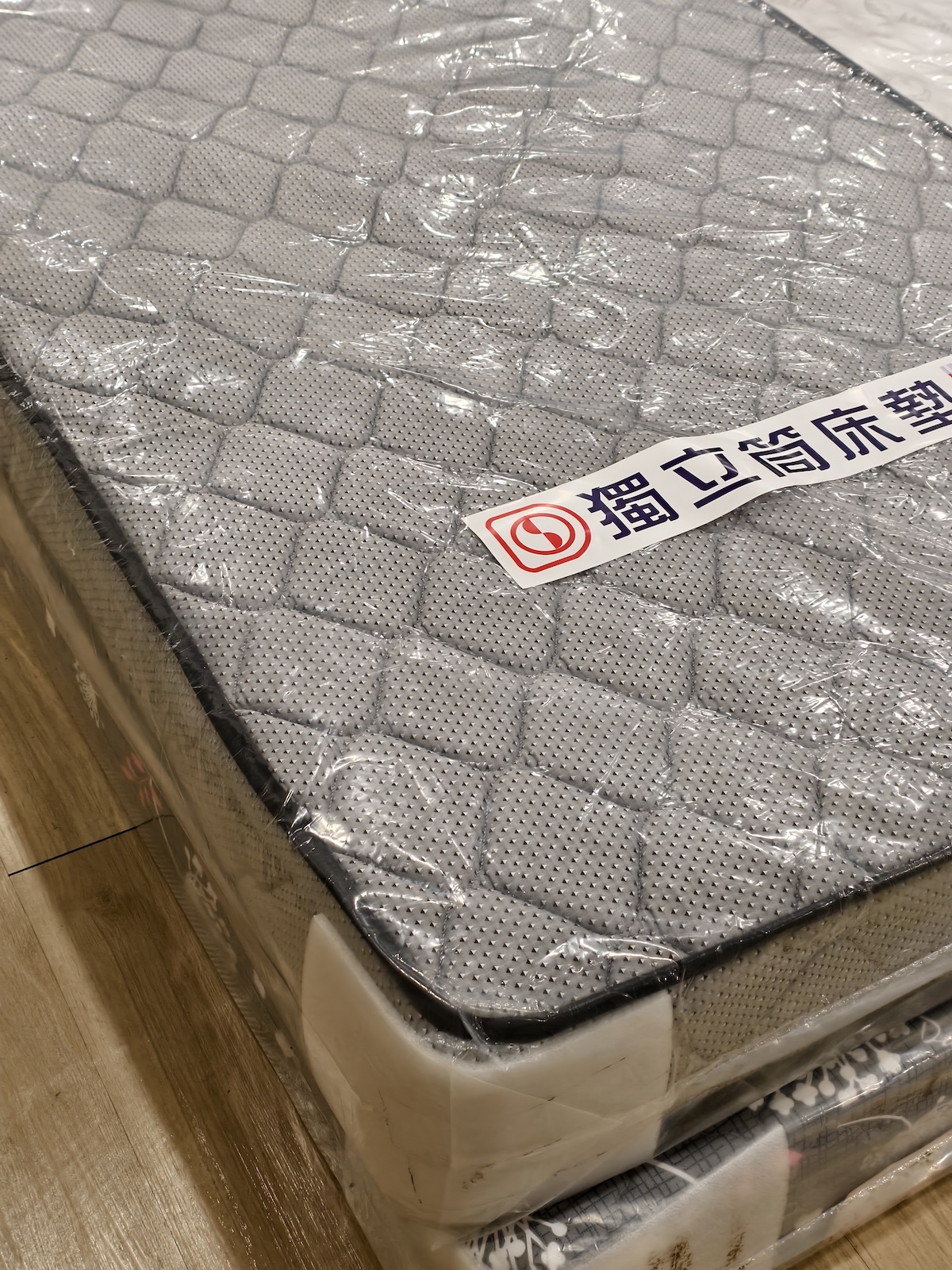 【桃園南崁床墊推薦】床的工匠 二訪南崁店心得｜南崁市場內、2F百坪展示空間、工廠直營、一站式買齊床墊、寢具、枕頭