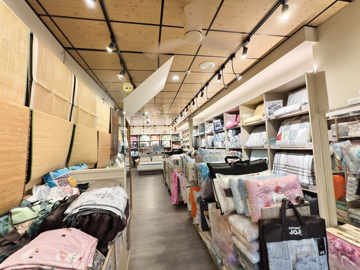 【桃園南崁床墊推薦】床的工匠 二訪南崁店心得｜南崁市場內、2F百坪展示空間、工廠直營、一站式買齊床墊、寢具、枕頭