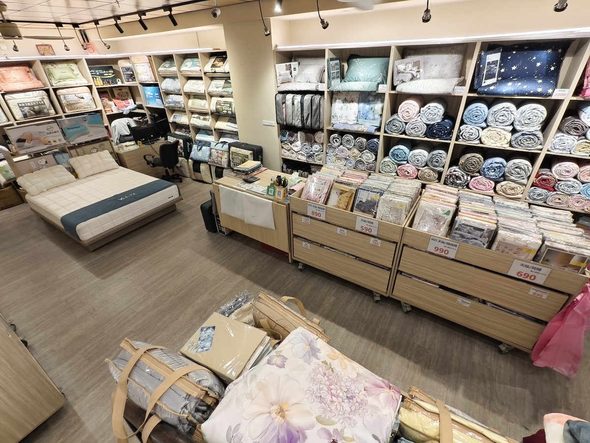 【桃園南崁床墊推薦】床的工匠 二訪南崁店心得｜南崁市場內、2F百坪展示空間、工廠直營、一站式買齊床墊、寢具、枕頭