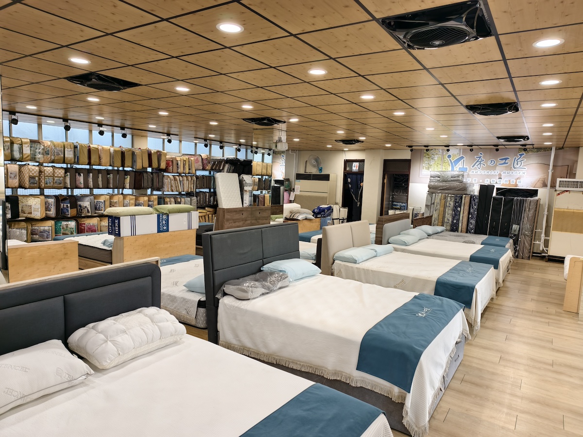 【桃園南崁床墊推薦】床的工匠 二訪南崁店心得｜南崁市場內、2F百坪展示空間、工廠直營、一站式買齊床墊、寢具、枕頭